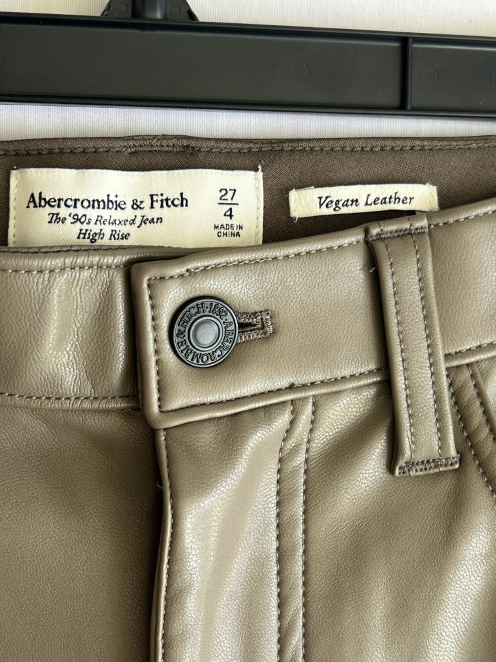 Abercrombie Fitch 90s Relaxed Vegan Leather Cargo Pant 27/4 Taupe High Rise - Picture 3 of 9